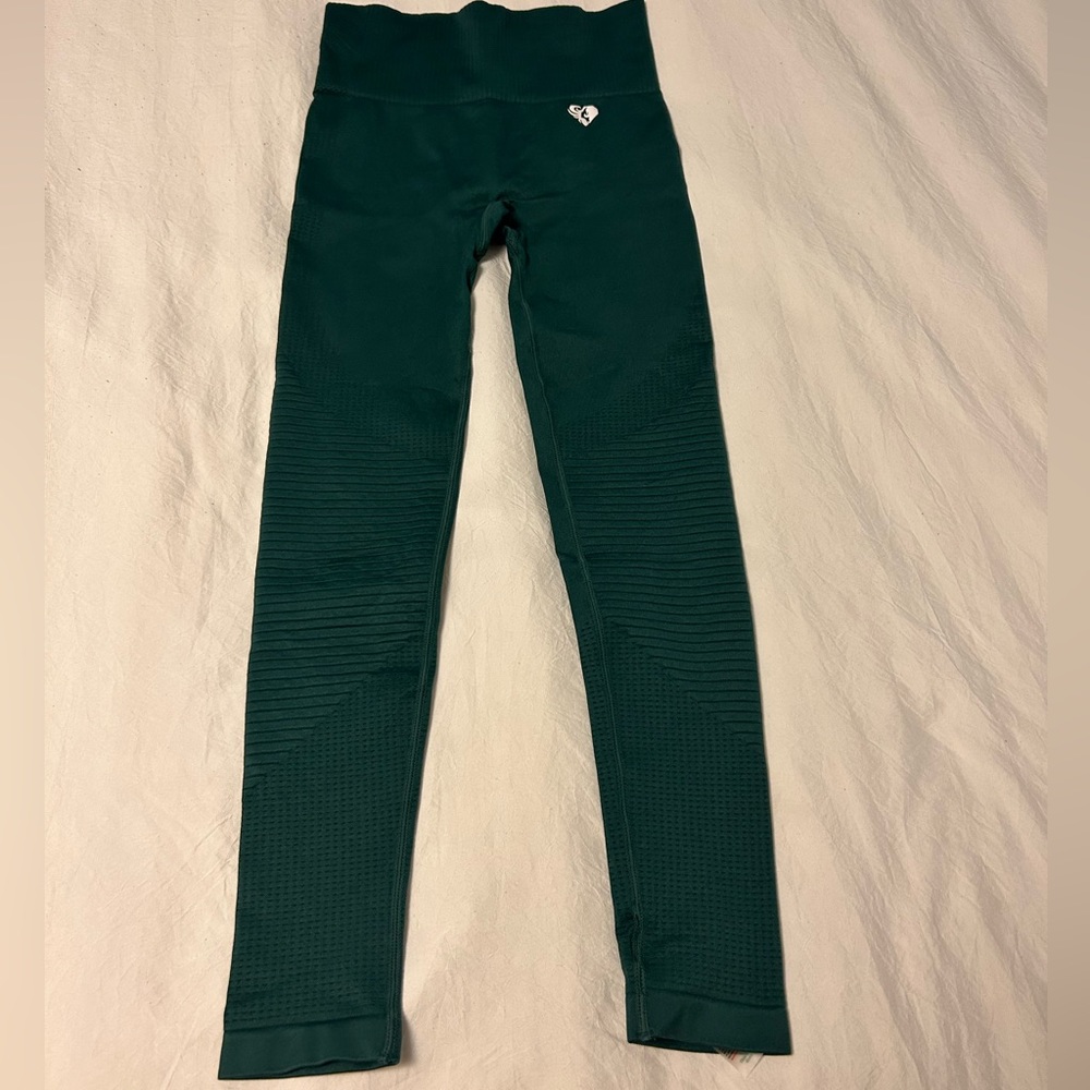 Women’s Best Leggings. seamless leggings. forests green.